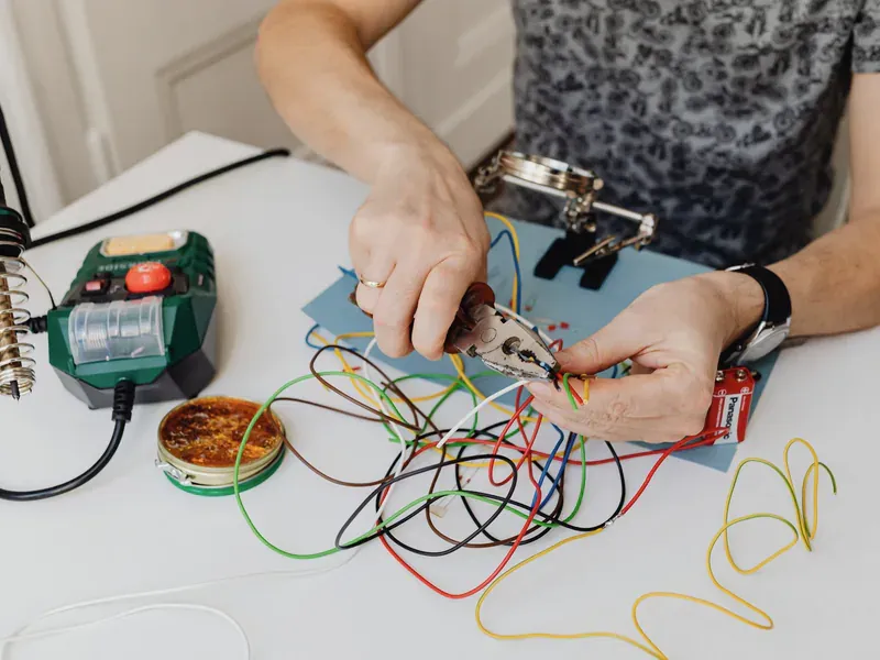 Vehicle wiring and electronic diagnostic equipment in a workshop