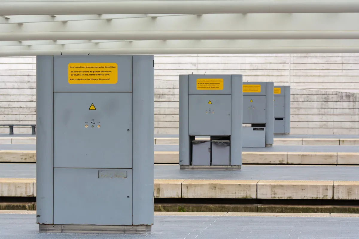 Electrical distribution cabinets supplying infrastructure equipment