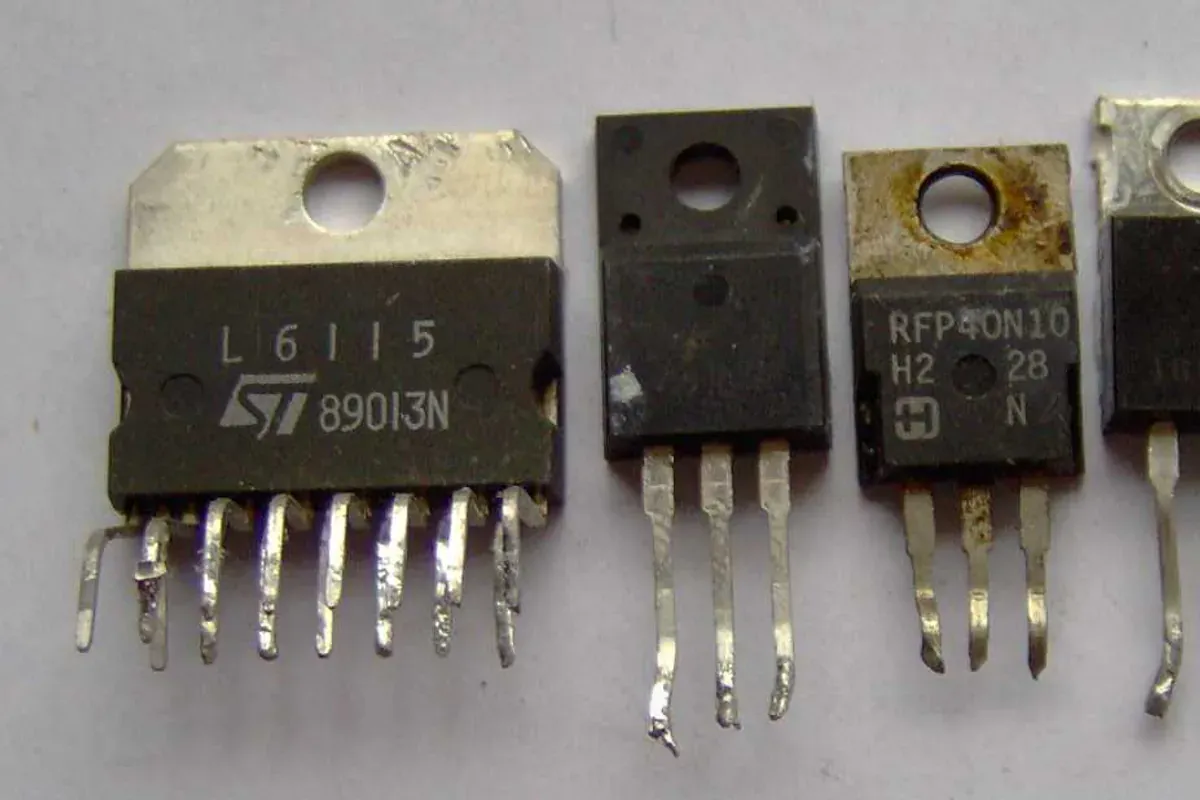 High-power transistor packages arranged at an electronics laboratory