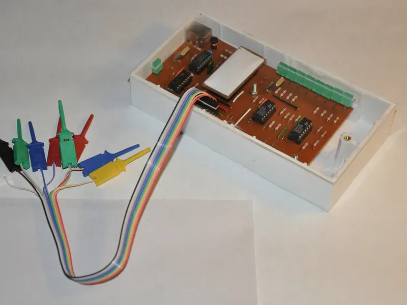 Eight-channel USB logic analyzer used for digital bus measurements