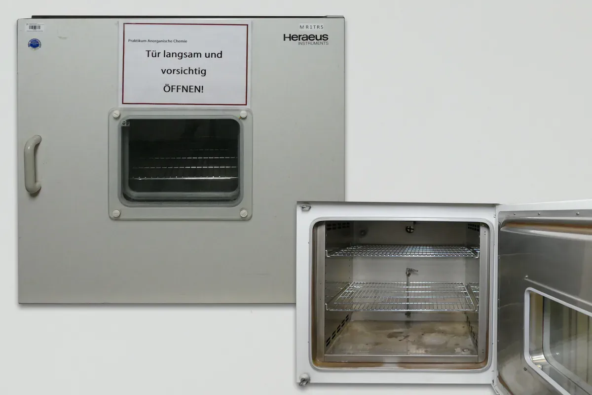 Electronic components stored in a controlled drying cabinet