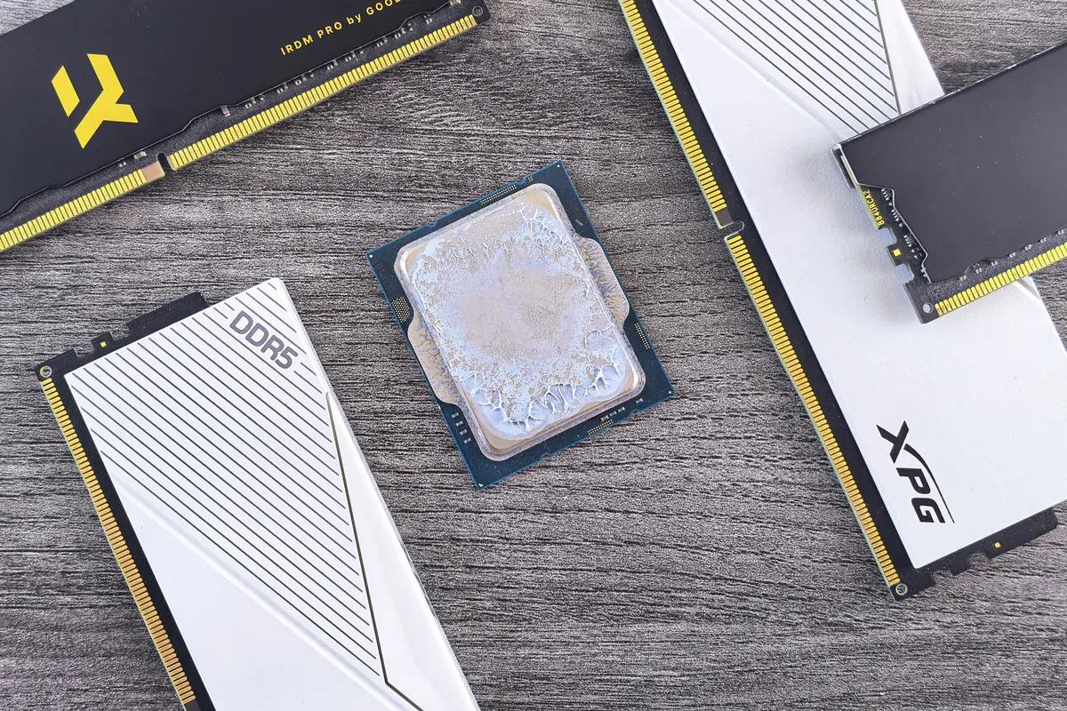 Different DDR5 memory modules and a processor arranged for hardware comparison