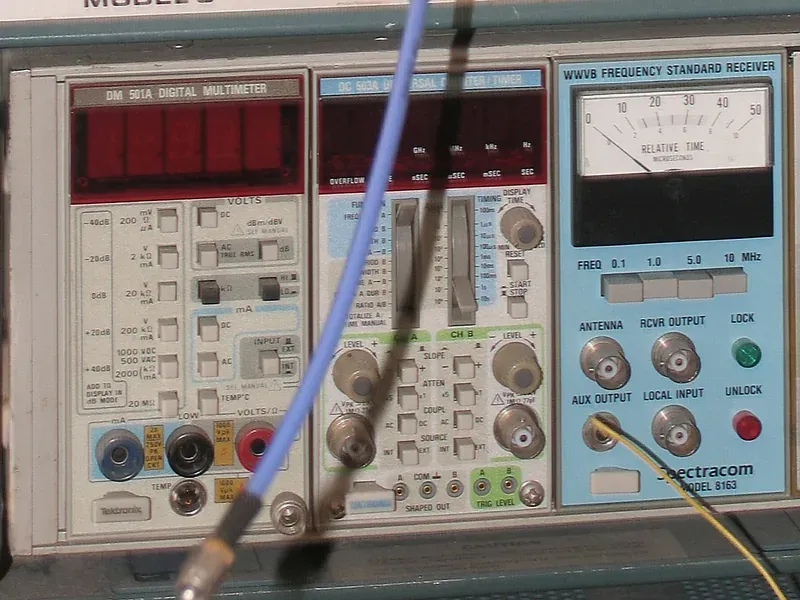 Electronic measurement instruments arranged on a laboratory bench