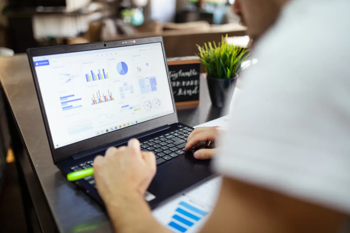 Inventory recovery options being compared with charts on a laptop