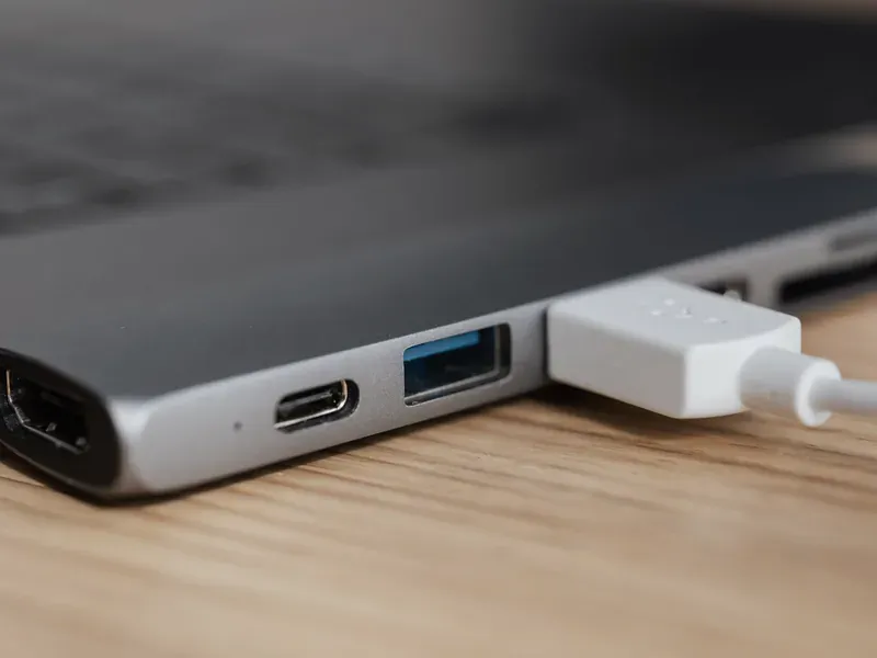 USB-C power adapter electronics illustrating programmable power profiles and EPR requirements