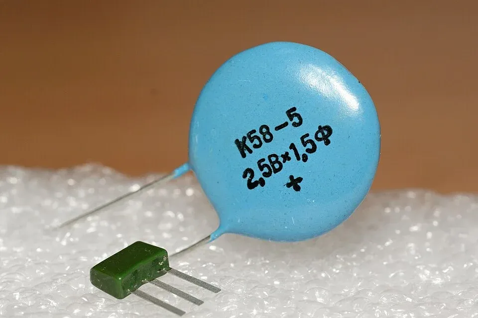 Blue disc-shaped supercapacitor marked 1.5 F and 2.5 V