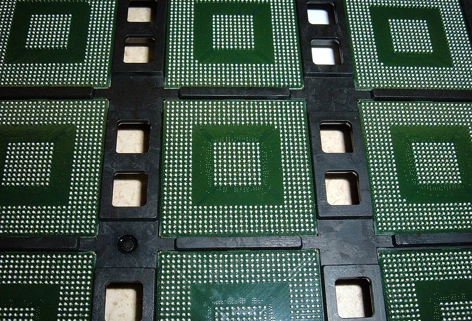 Integrated circuits held in a shipping tray with their package surfaces visible