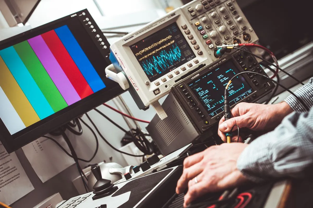 Electronic test bench with oscilloscope and signal measurement equipment