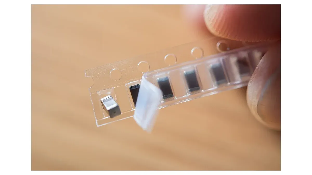 Electronic components held in carrier tape