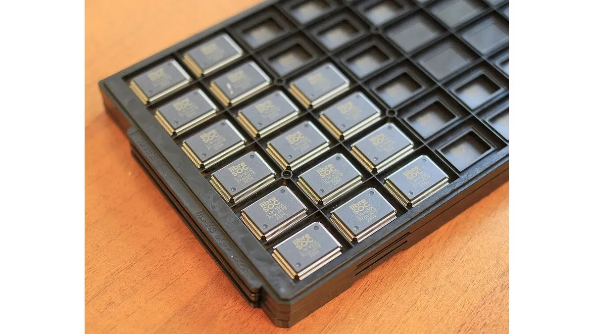 Integrated circuits arranged in protective shipping trays