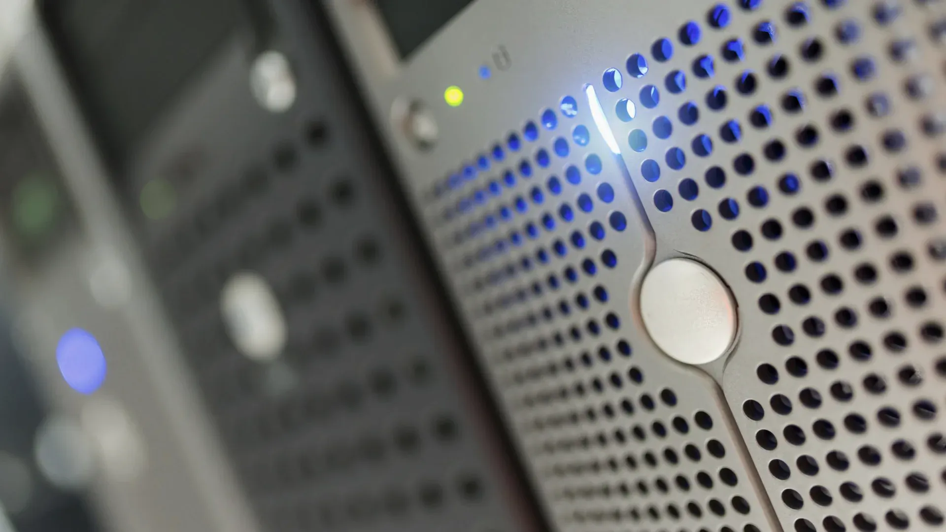 Server power hardware representing hot-swap controller and live-insertion design