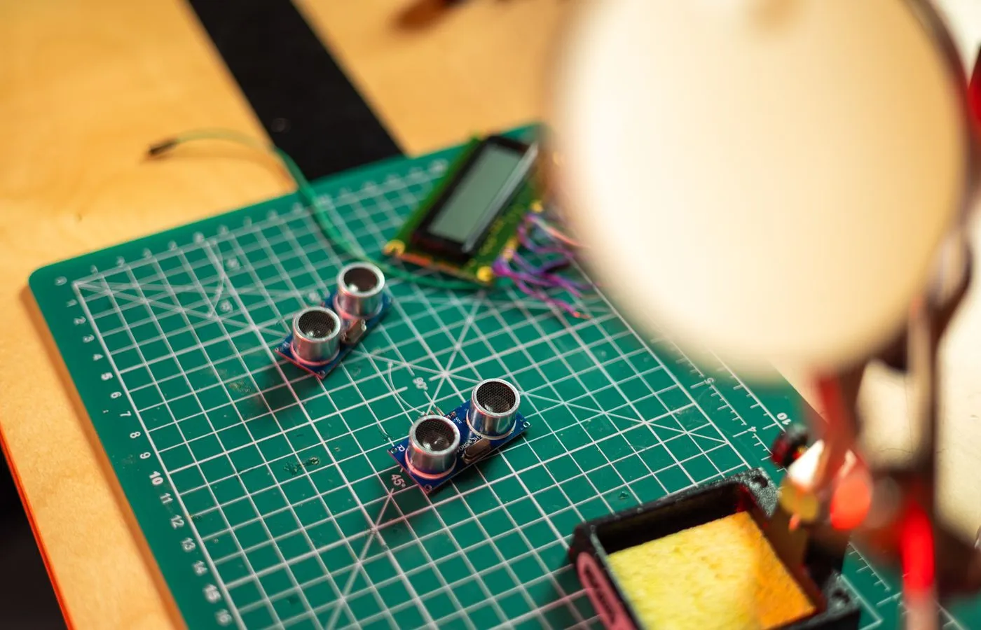 Ceramic chip capacitors and electronic components under magnification
