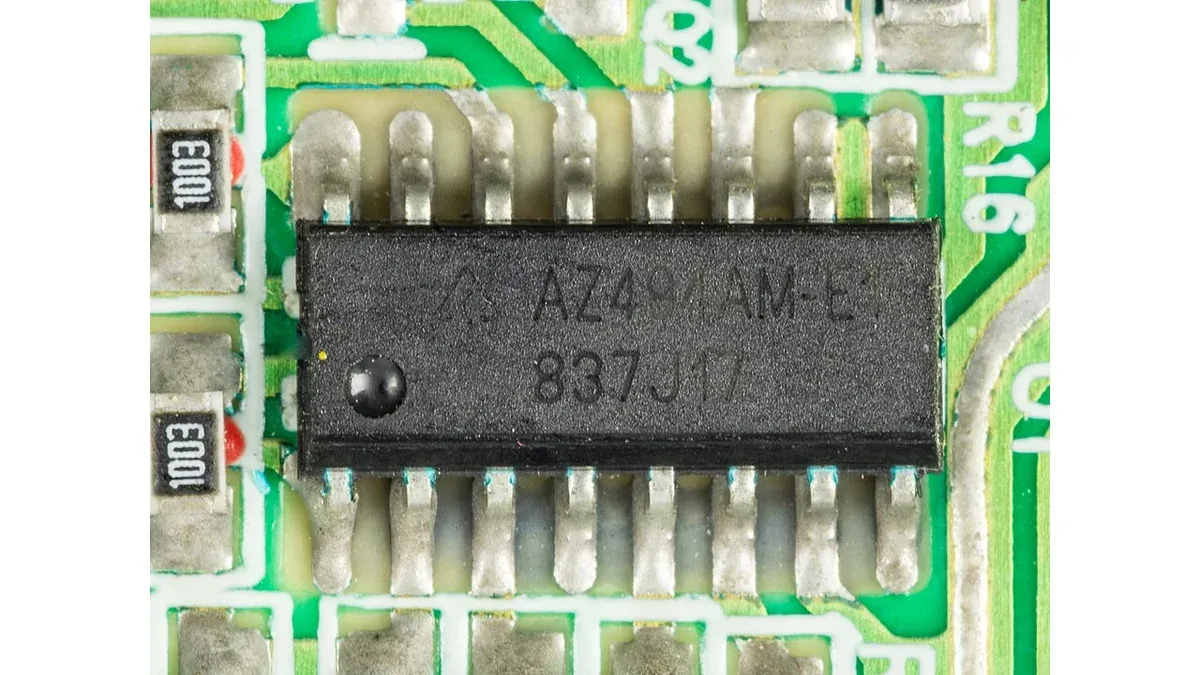 Analog integrated circuit and surrounding board components